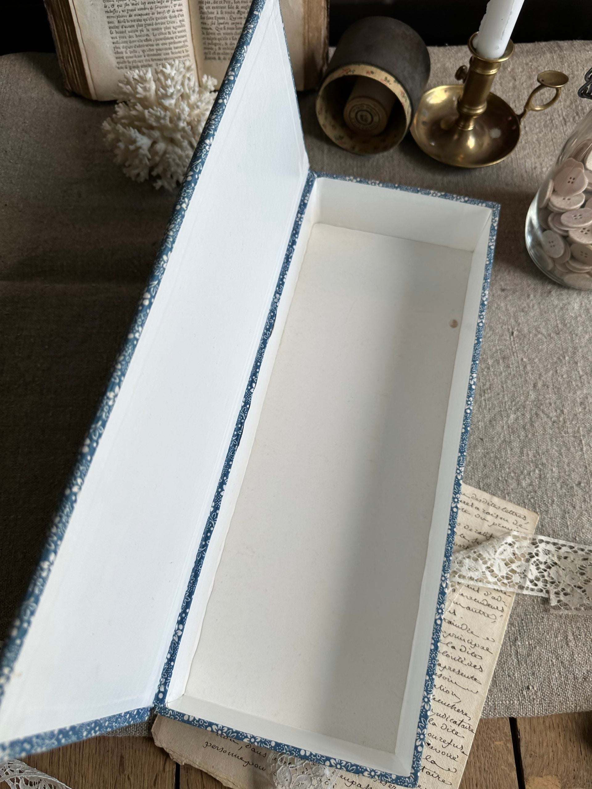 VII. Boîte à couture ancienne recouverte du tissu