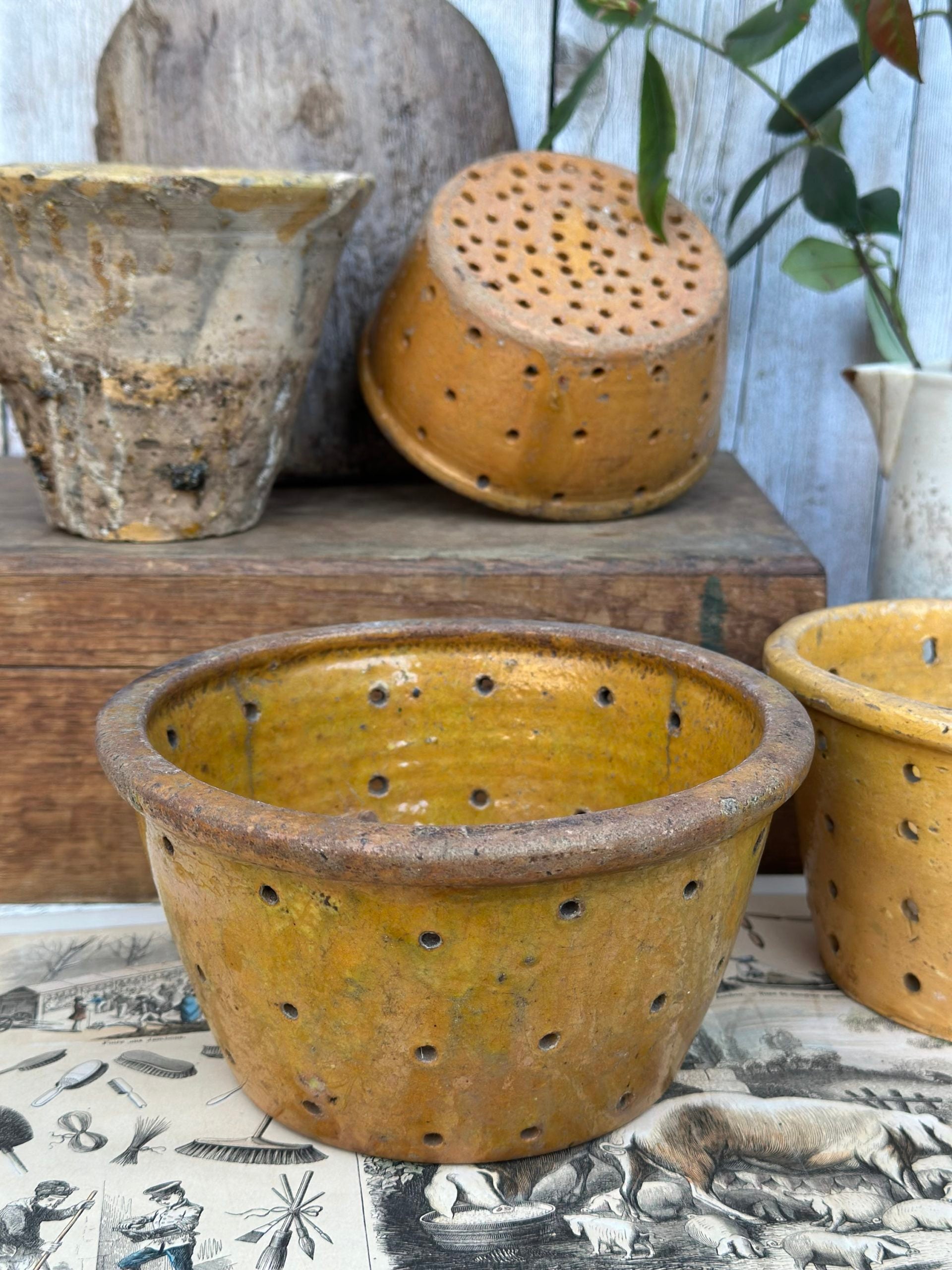 Very large pot of yellow faisselle