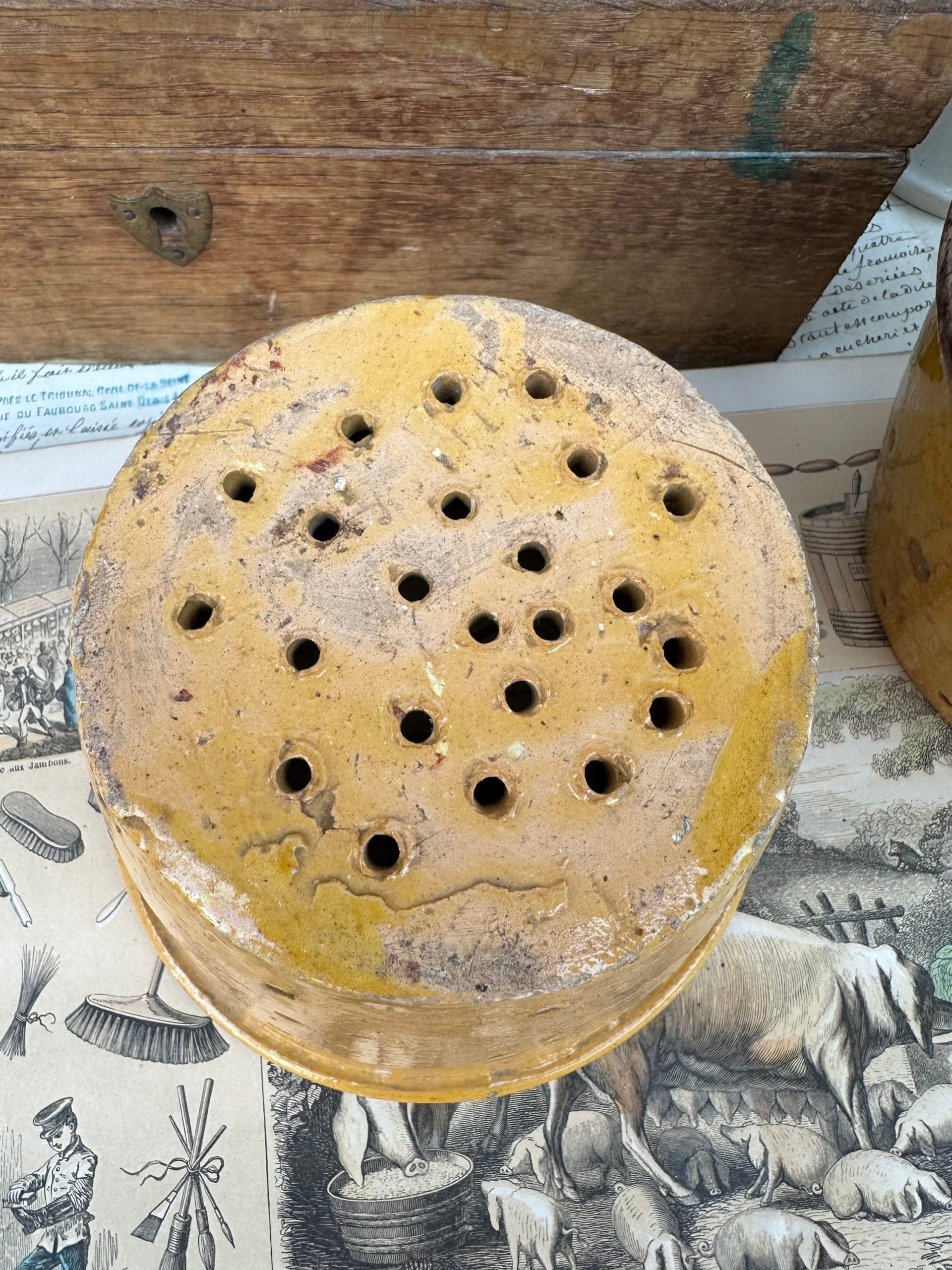 Grand pot faisselle jaune