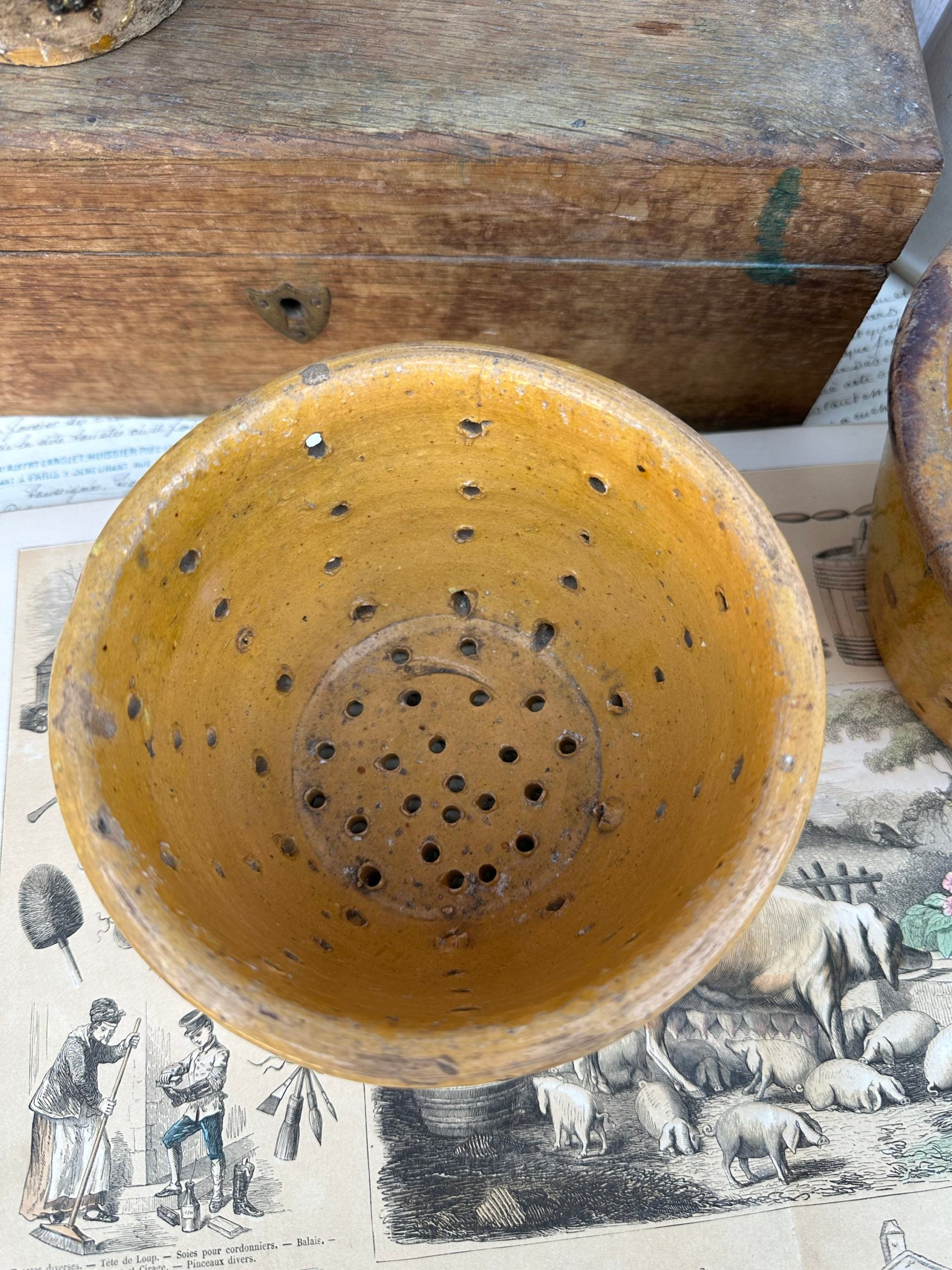Grand pot faisselle jaune