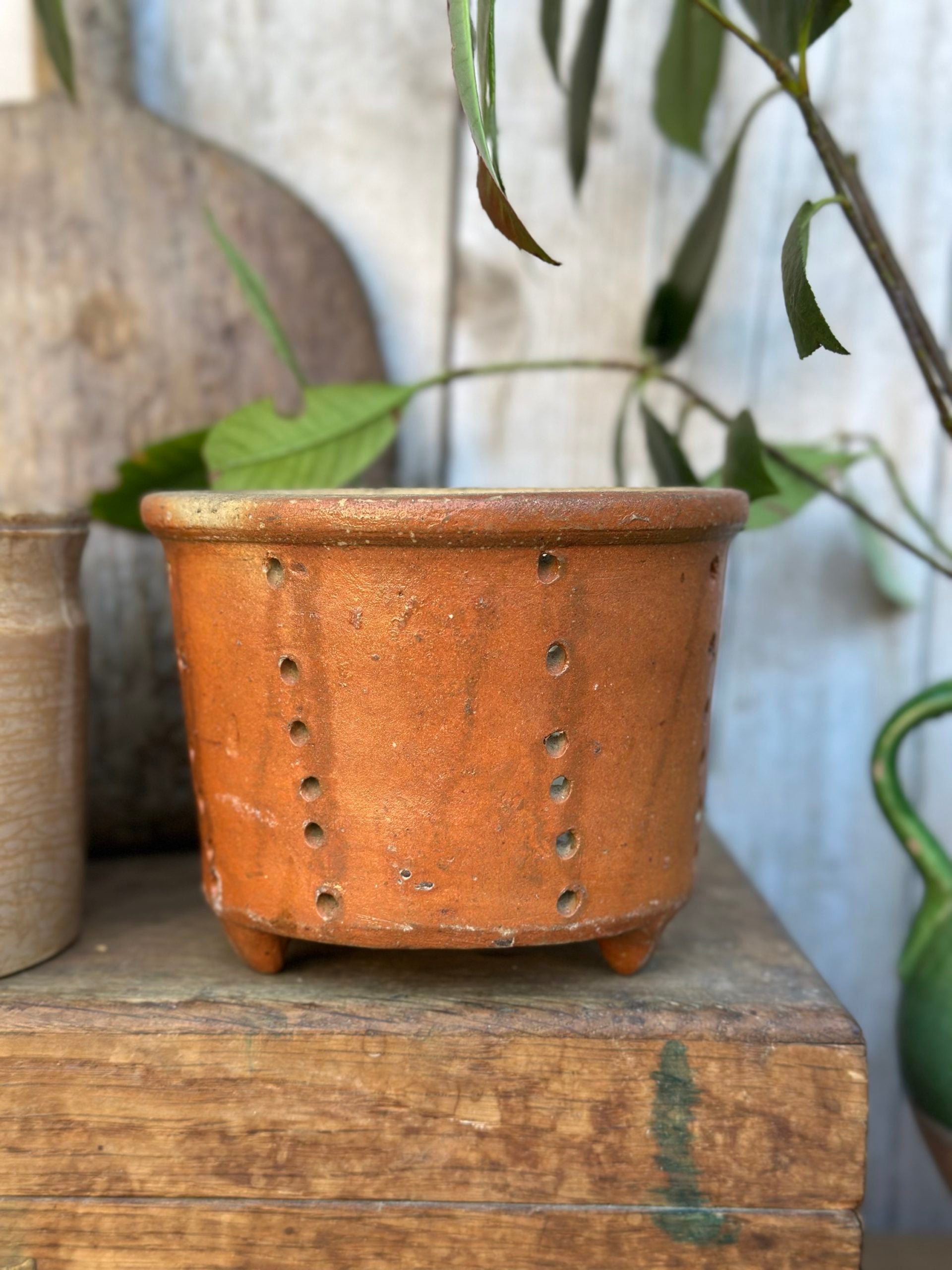 I. Pot faisselle sur pied