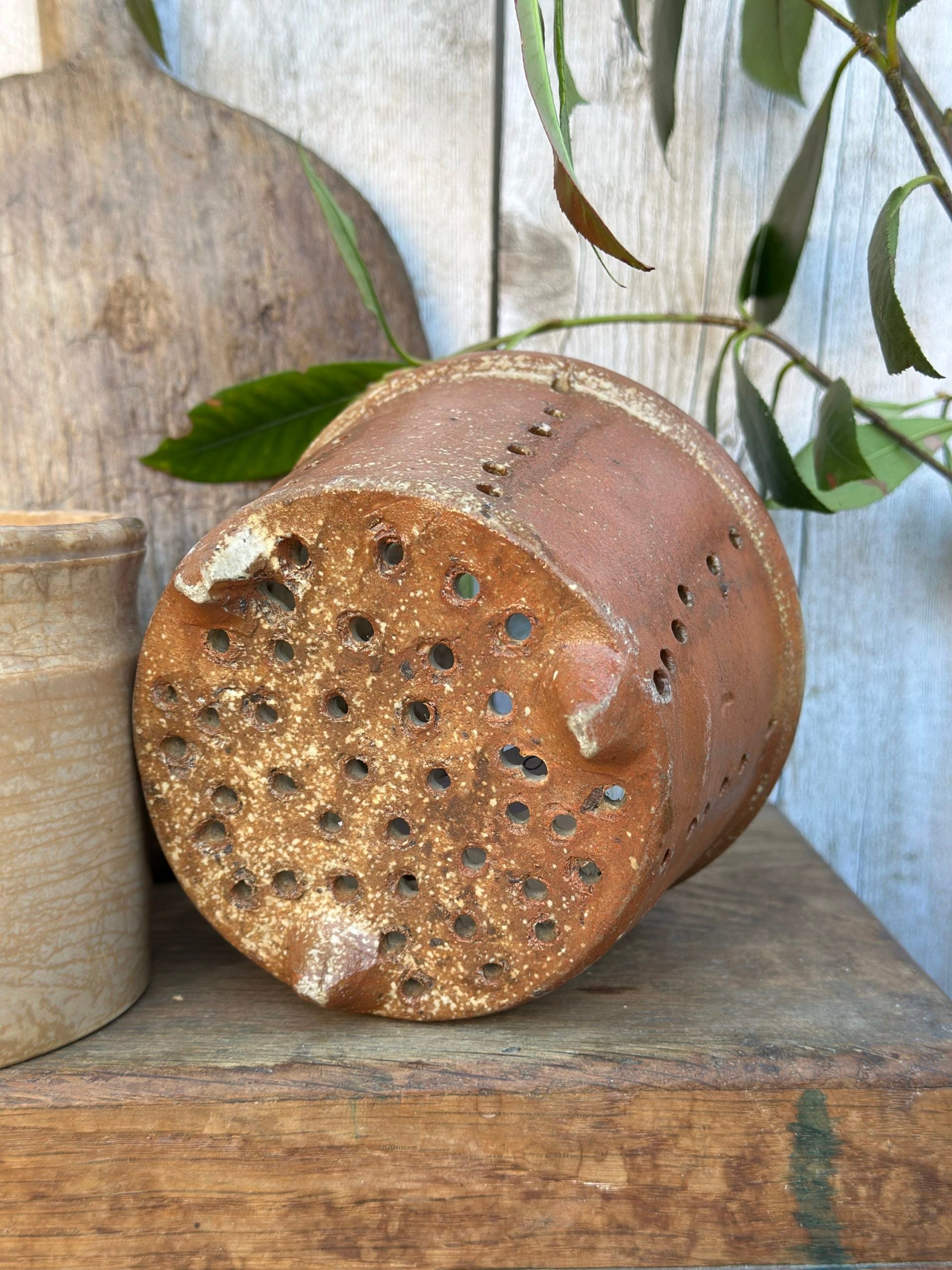 I. Pot faisselle sur pied