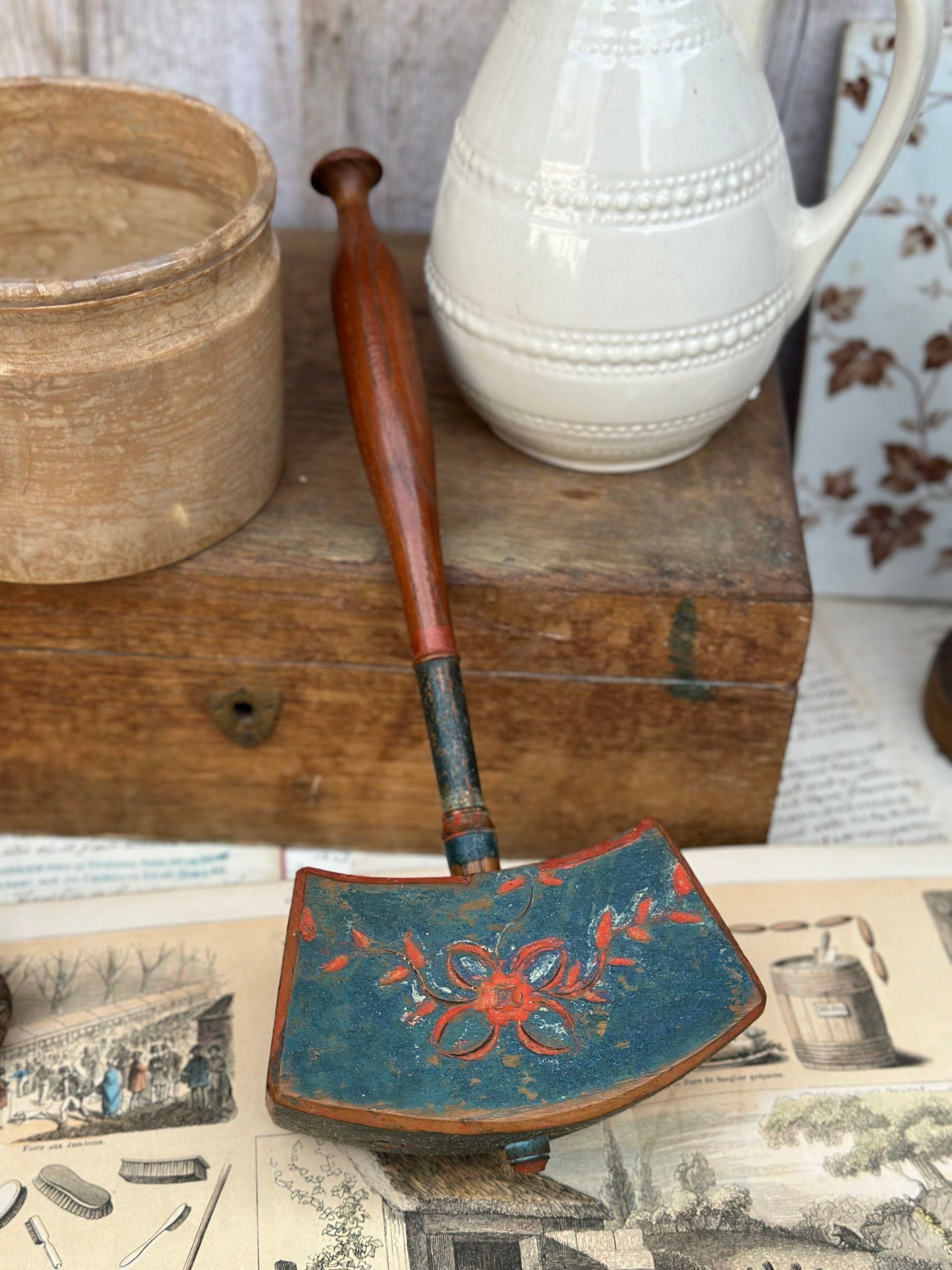 Ancien maillet en bois sculpté