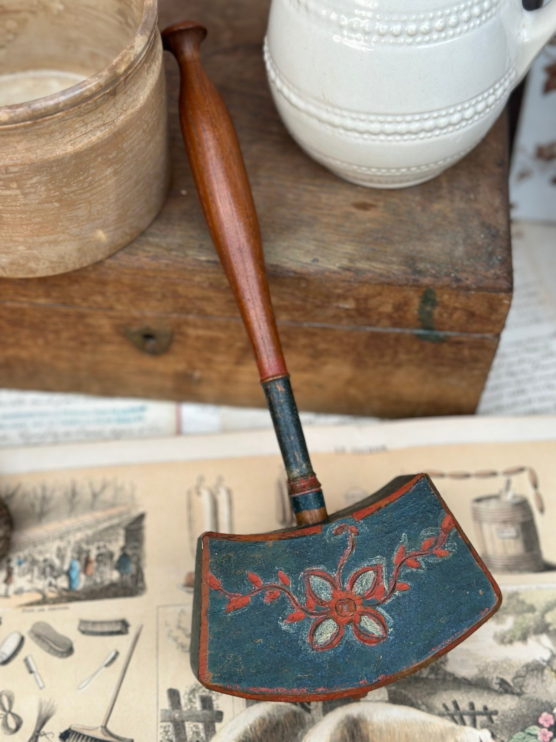 Ancien maillet en bois sculpté