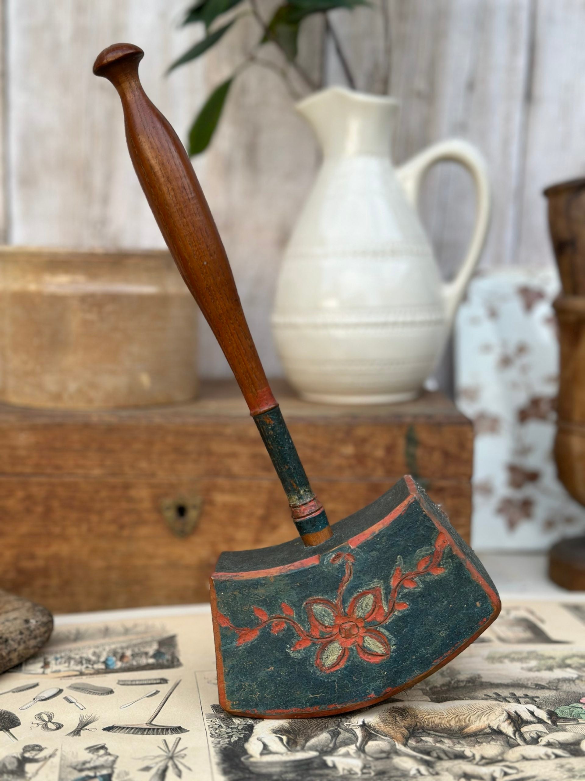 Ancien maillet en bois sculpté