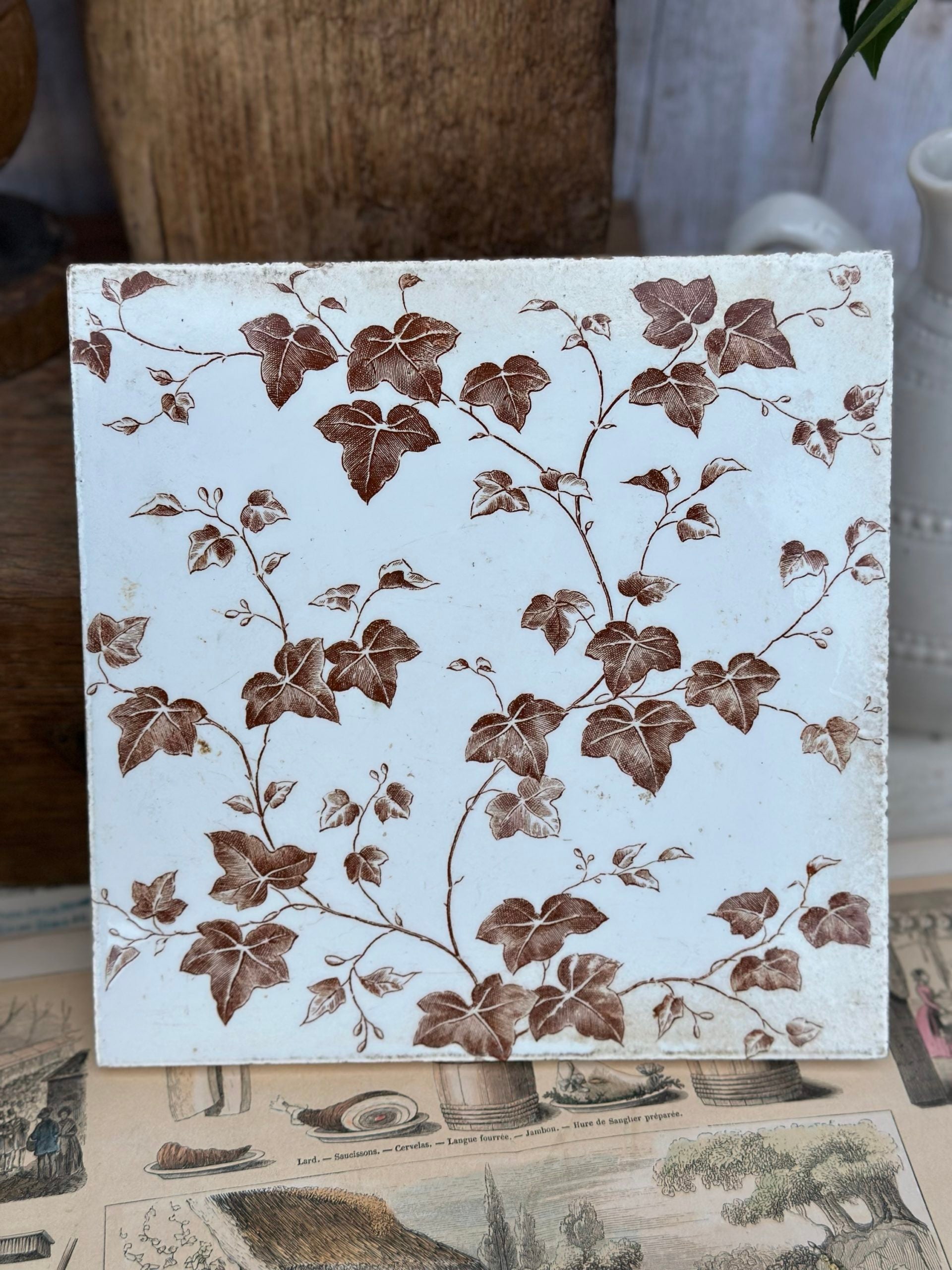 Exquisite tile signed Creil and Montereau