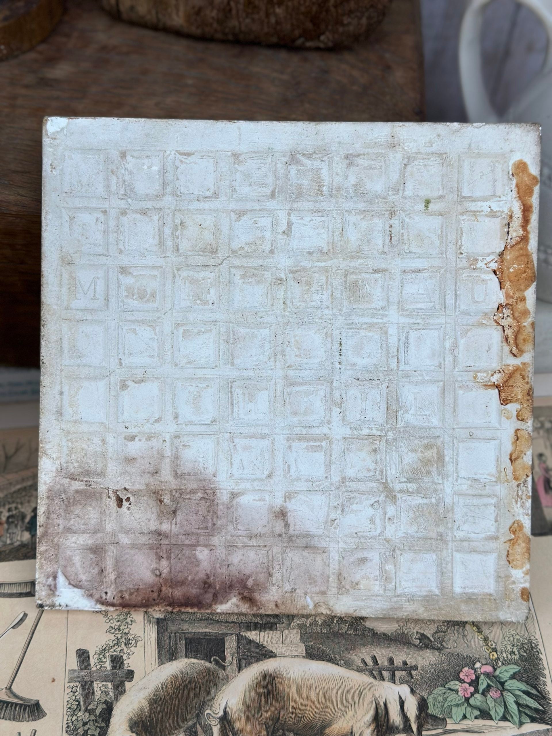 Exquisite tile signed Creil and Montereau