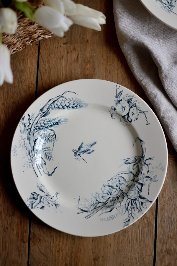 Plat rond terre de fer motif épi de blé, libellule