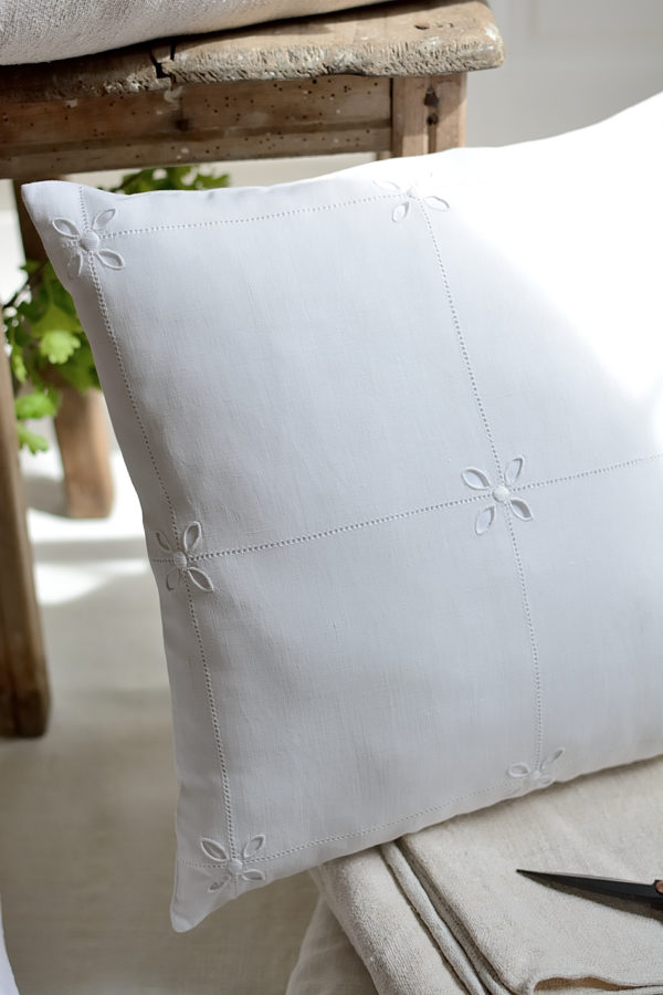 Housse de coussin en lin ancien, broderie fleurs