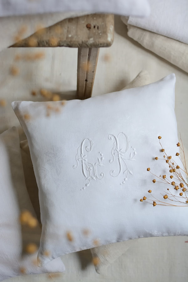 Housse de coussin en coton damassé ancien, broderie GP – Image 4