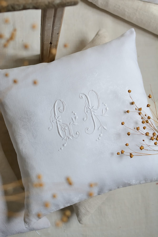 Housse de coussin en coton damassé ancien, broderie GP – Image 5