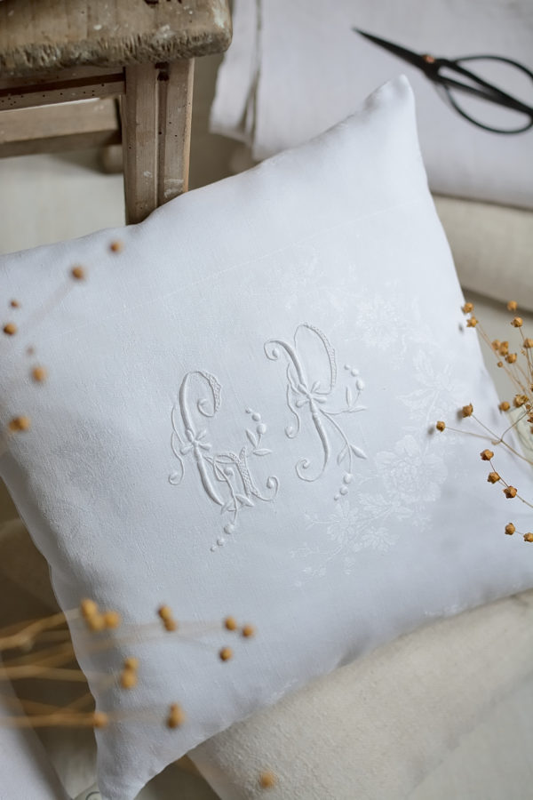 Housse de coussin en coton damassé ancien, broderie GP – Image 6
