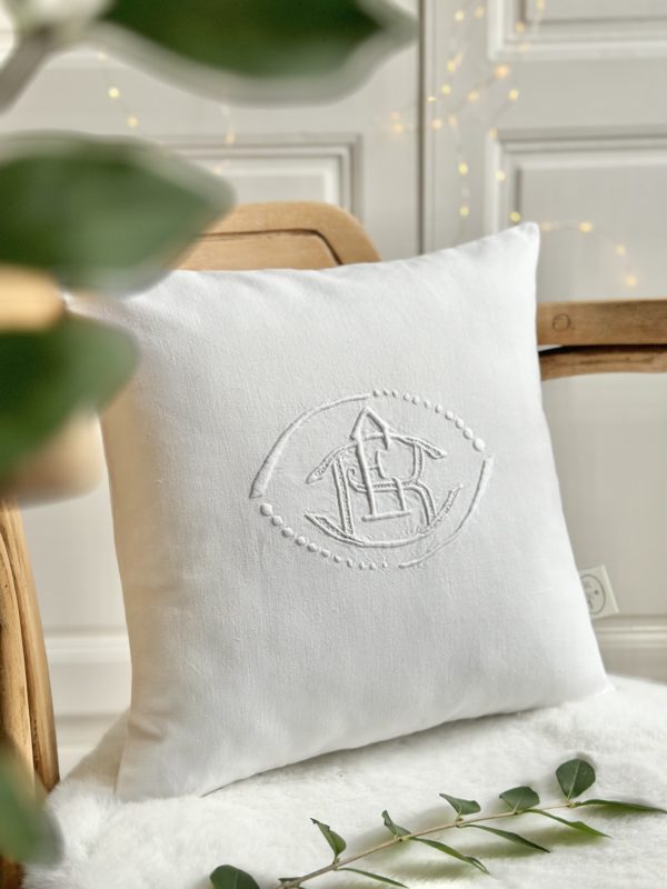 Housse de coussin en coton ancien monogramme BE/EB