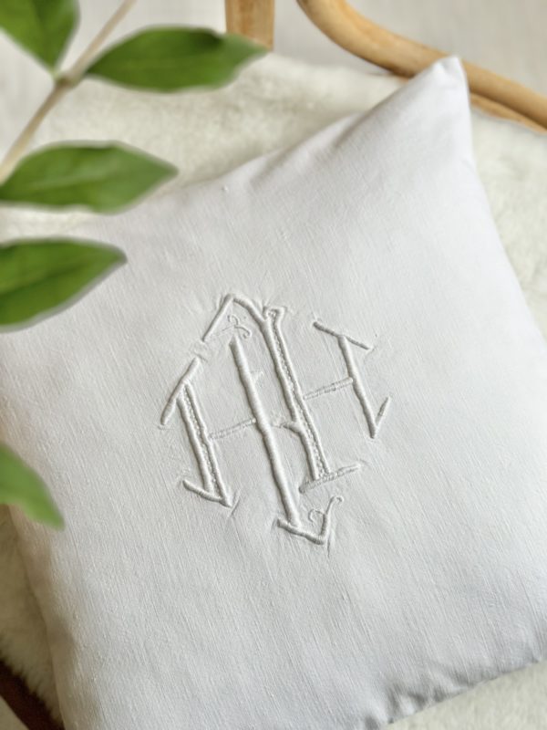 Housse de coussin coton ancien monogramme HH – Image 2