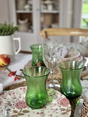 Suite de 11 verres/ gobelets anciens soufflés bouche