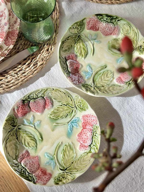 Duo d'assiettes aux fraises en barbotine