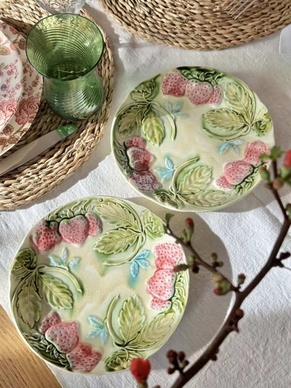 Duo d'assiettes aux fraises en barbotine – Image 2