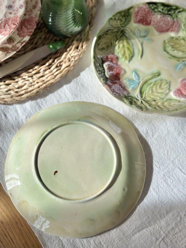Duo d'assiettes aux fraises en barbotine – Image 3