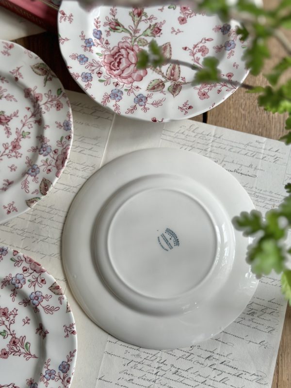 Suite de 5 assiettes à dessert (19,7cm) Johnson Brothers Rose Chintz – Image 3