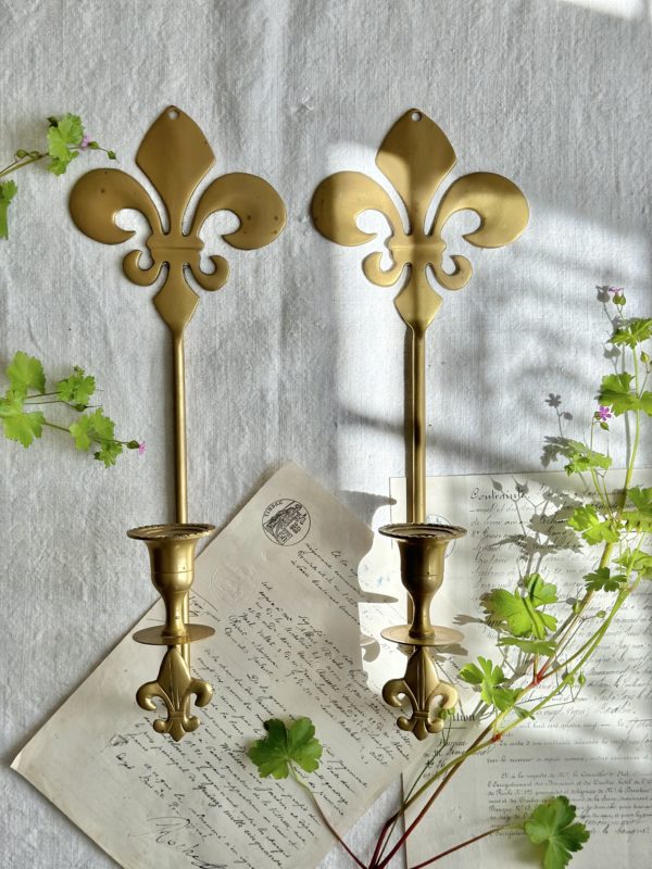 Paire de bougeoirs muraux fleur de lys