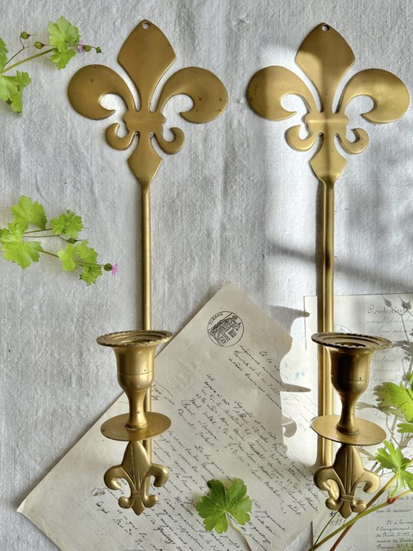 Paire de bougeoirs muraux fleur de lys – Image 2