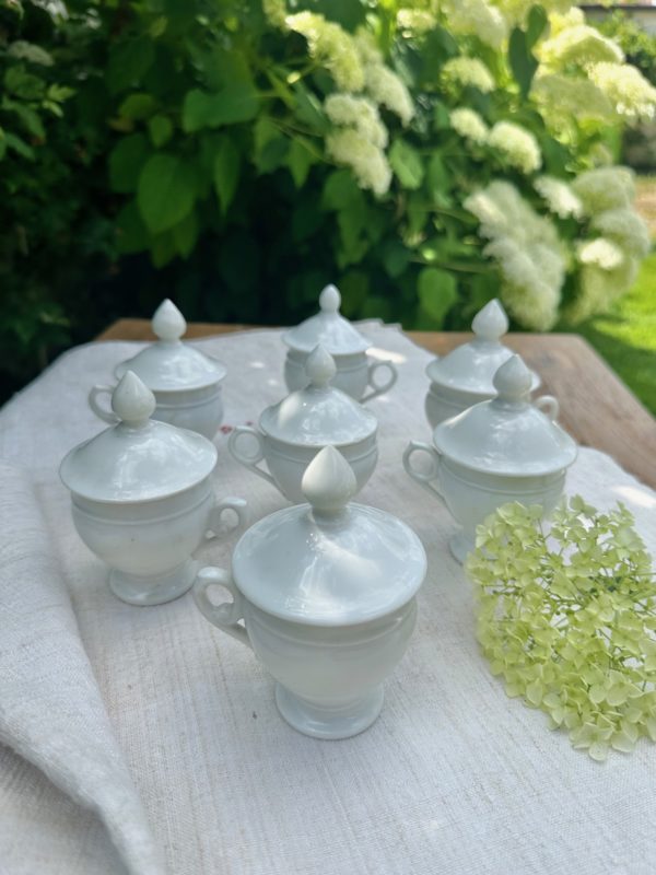 Suite de 7 pots à crème anciens, en porcelaine