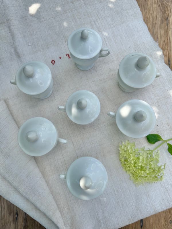 Suite de 7 pots à crème anciens, en porcelaine – Image 2