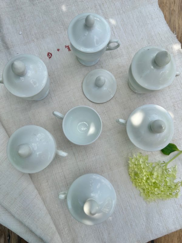 Suite de 7 pots à crème anciens, en porcelaine – Image 3