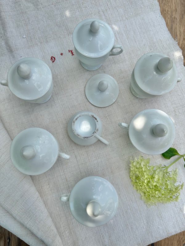 Suite de 7 pots à crème anciens, en porcelaine – Image 4