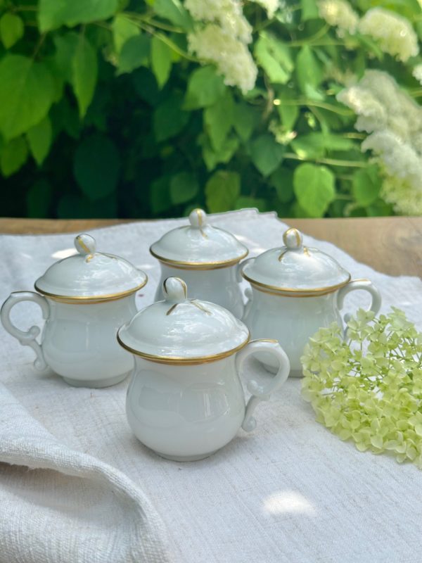 Suite de 4 pots à crème en porcelaine