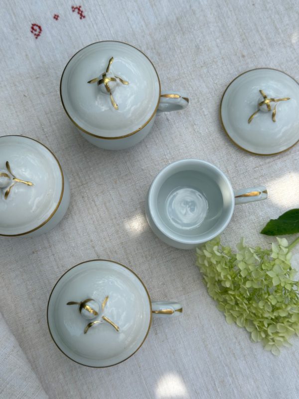 Suite de 4 pots à crème en porcelaine – Image 3