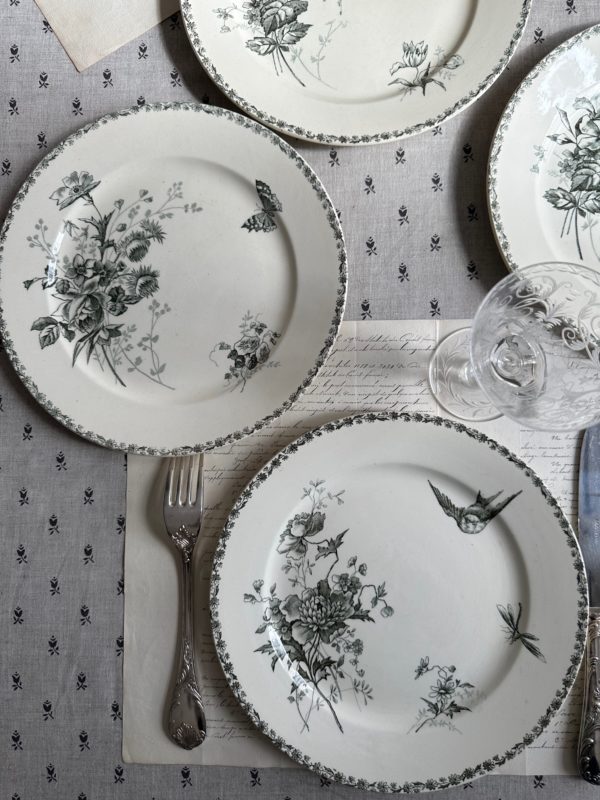 Lot 2. Suite de 6 assiettes plates Choisy le Roi Sce Français pour E. Bourgeois – Image 5