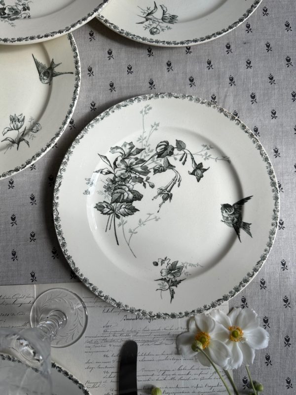 Lot 2. Suite de 6 assiettes plates Choisy le Roi Sce Français pour E. Bourgeois – Image 4