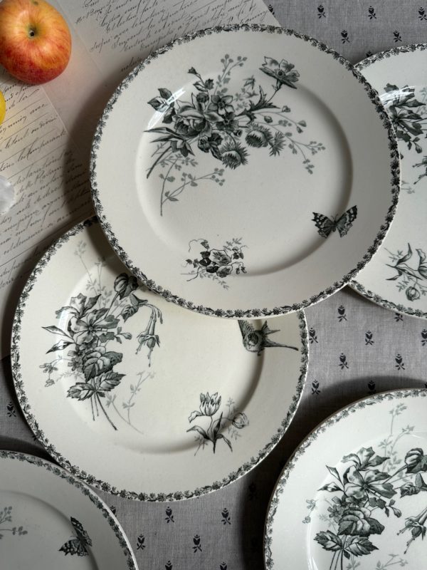 Lot 2. Suite de 6 assiettes plates Choisy le Roi Sce Français pour E. Bourgeois – Image 3