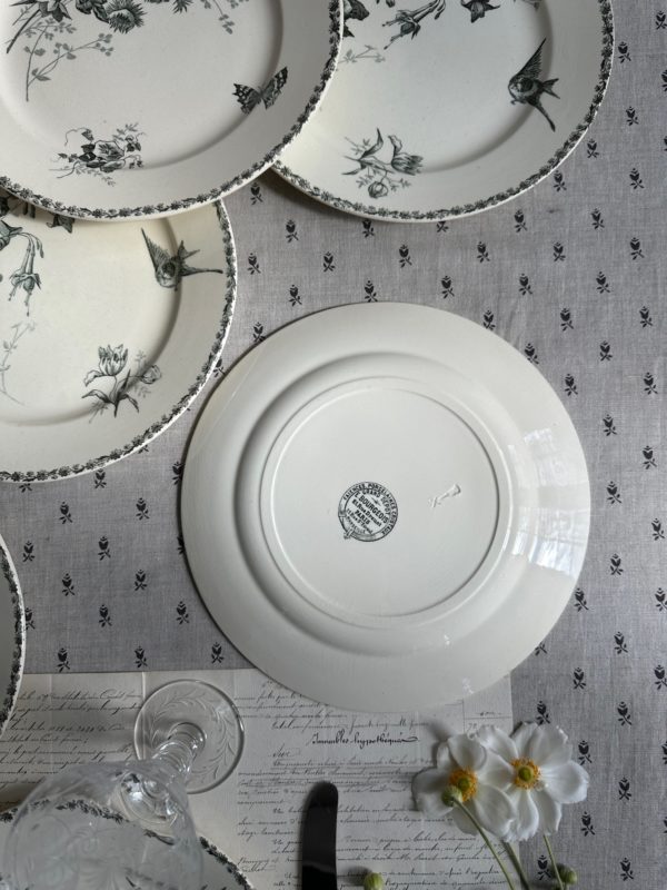 Lot 2. Suite de 6 assiettes plates Choisy le Roi Sce Français pour E. Bourgeois – Image 6