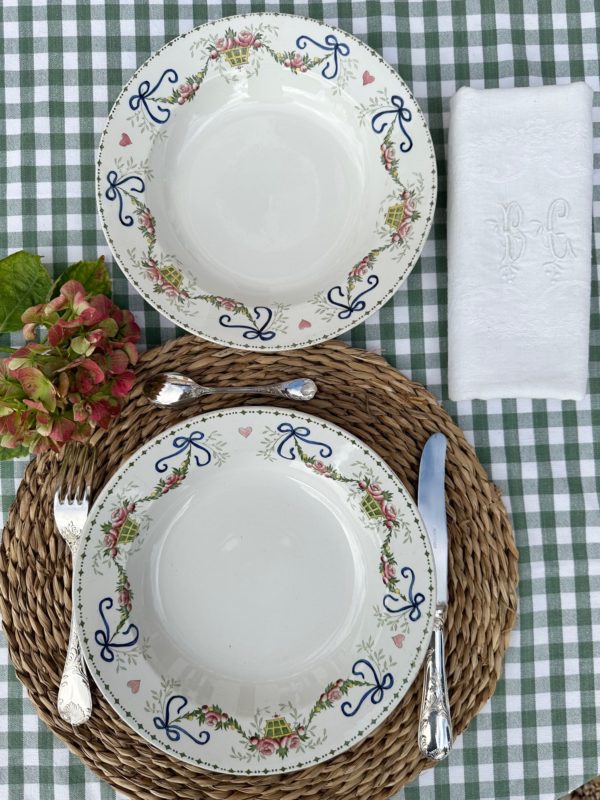 Deux assiettes creuses polychromes Sarreguemines modèle Miranda