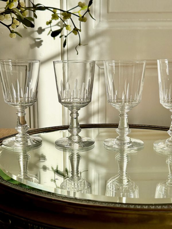 Suite de 4 verres anciennes à vin blanc en cristal ciselé Baccarat