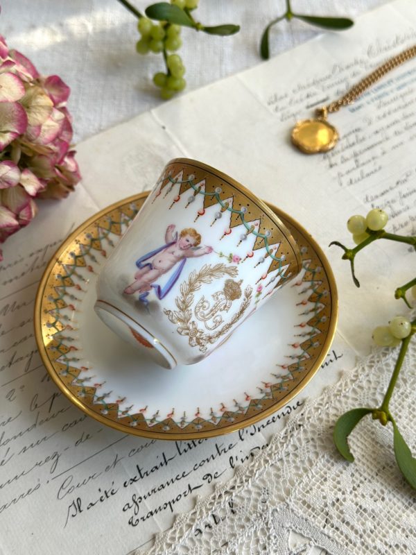 Tasse à café et sa soucoupe en porcelaine, Manufacture royale de Sèvres, 1846, Service des Princes du roi Louis-Philippe aux châteaux des Tuileries