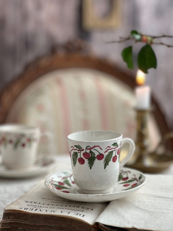 I. Tasse à café Digoin Sarreguemines motif Cerises 8611