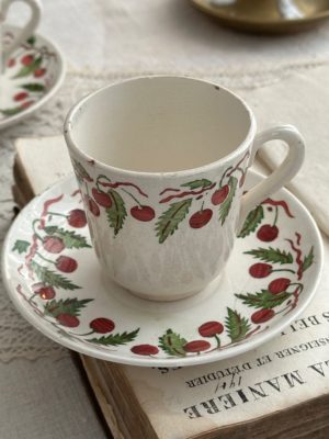 II. Tasse à café Digoin Sarreguemines motif Cerises 8611