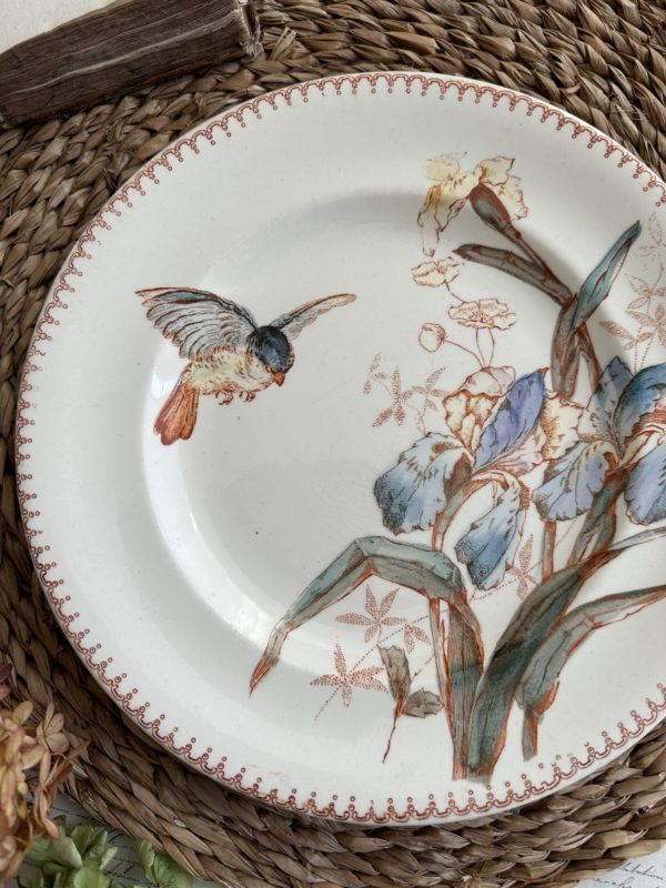 Assiette plate terre de fer polychrome Longwy, oiseau et iris – Image 2