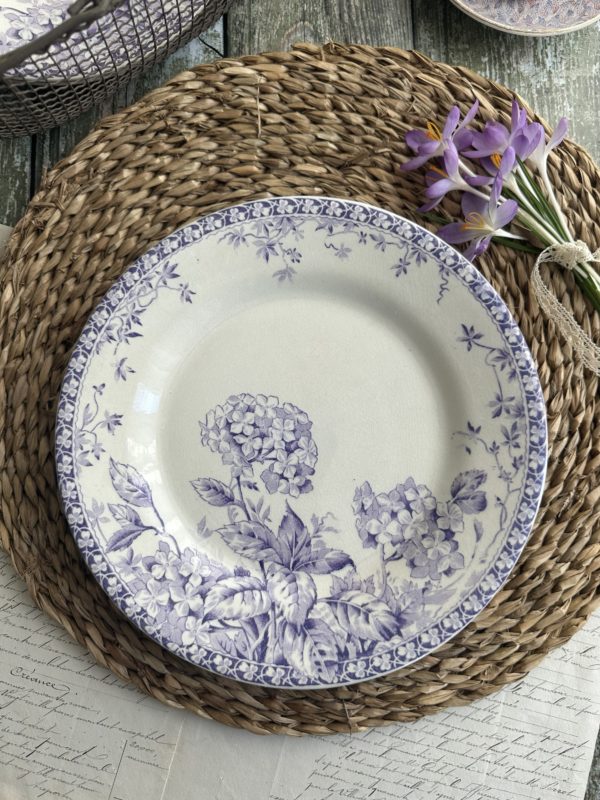 V. Rare assiette plate Gien modèle Hortensia, tons violets/mauves