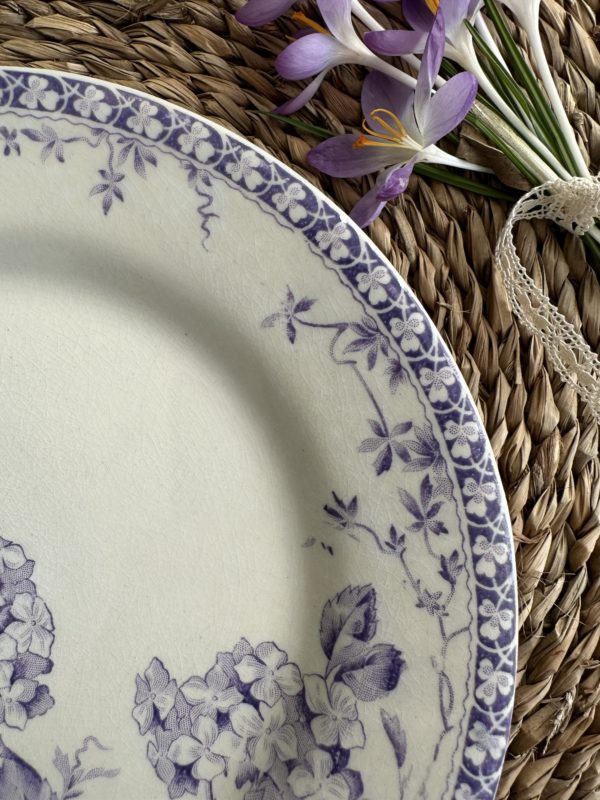 VI. Rare assiette plate Gien modèle Hortensia, tons violet/mauve – Image 4