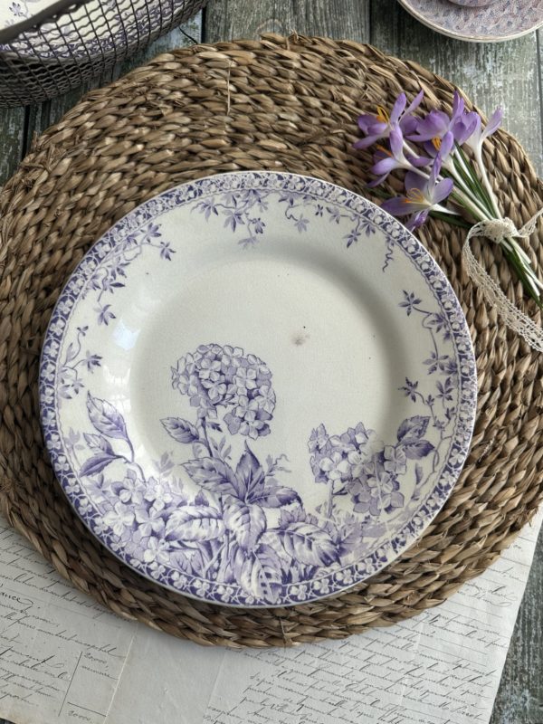 IV. Rare assiette plate Gien modèle Hortensia, tons violet/mauve