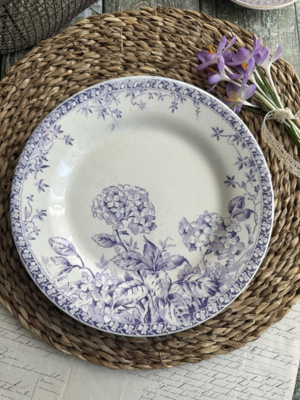 III. Rare assiette plate Gien modèle Hortensia, tons violet/mauve