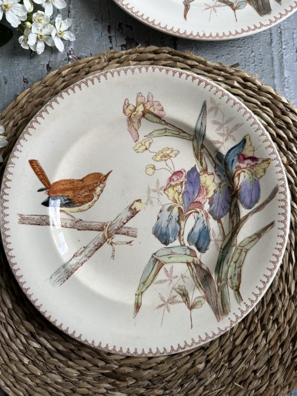 I. Assiette plate terre de fer polychrome Longwy, oiseau et iris – Image 2