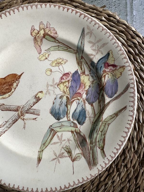 I. Assiette plate terre de fer polychrome Longwy, oiseau et iris – Image 3