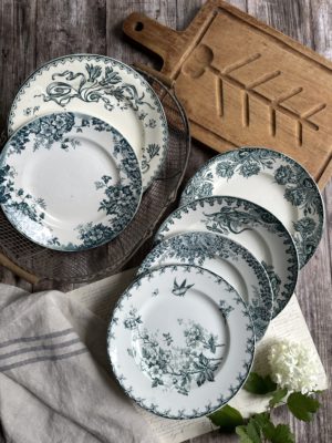 III. Suite de 6 assiettes plates dépareillées