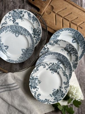 I. Suite de 6 assiettes plates dépareillées