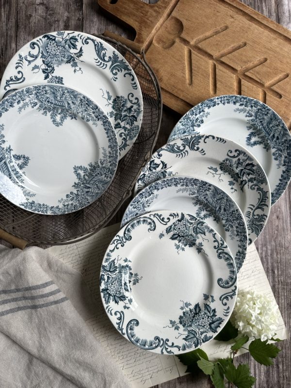 I. Suite de 6 assiettes plates dépareillées